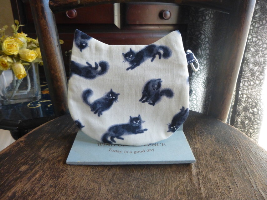 モノトーンの猫柄の猫耳ポーチ（送料無料）