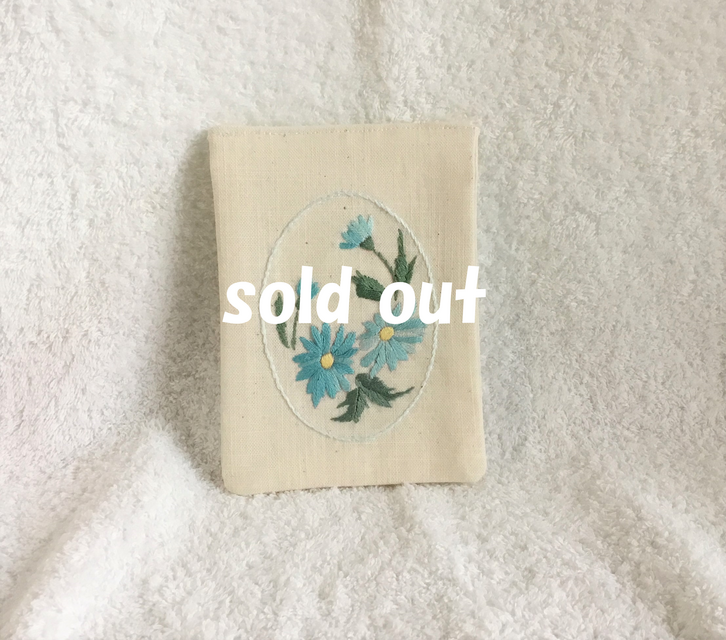 マーガレット刺繍のふた付ミニポーチ・ブルー