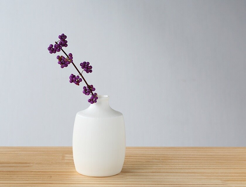 白い磁器の四角い一輪挿し