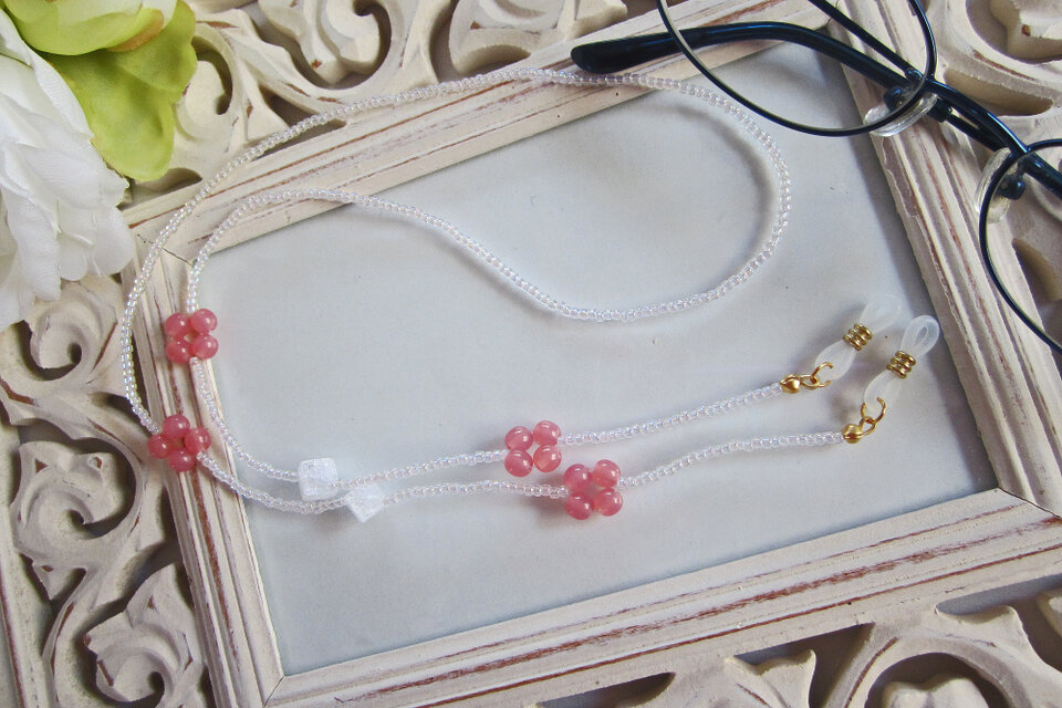 クラック水晶のメガネチェーン（ピンク）