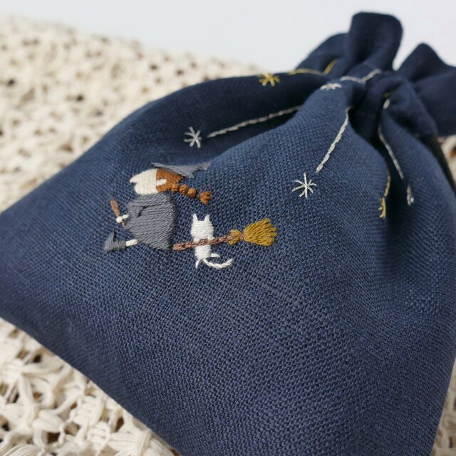 星屑と魔女と白猫と＊リネンの手刺繍巾着ポーチ＊ | iichi 日々の