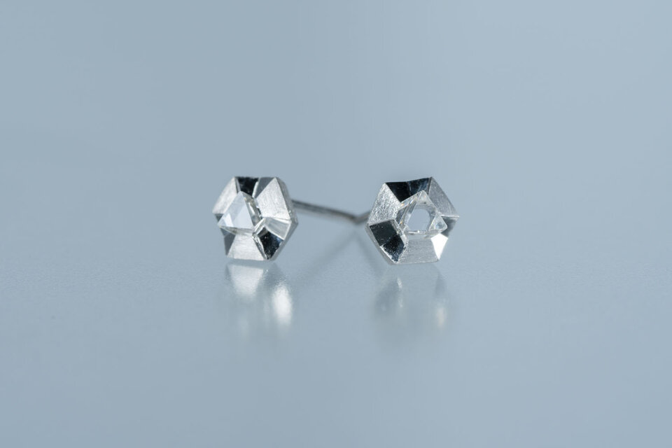 ダイヤモンド原石ピアス