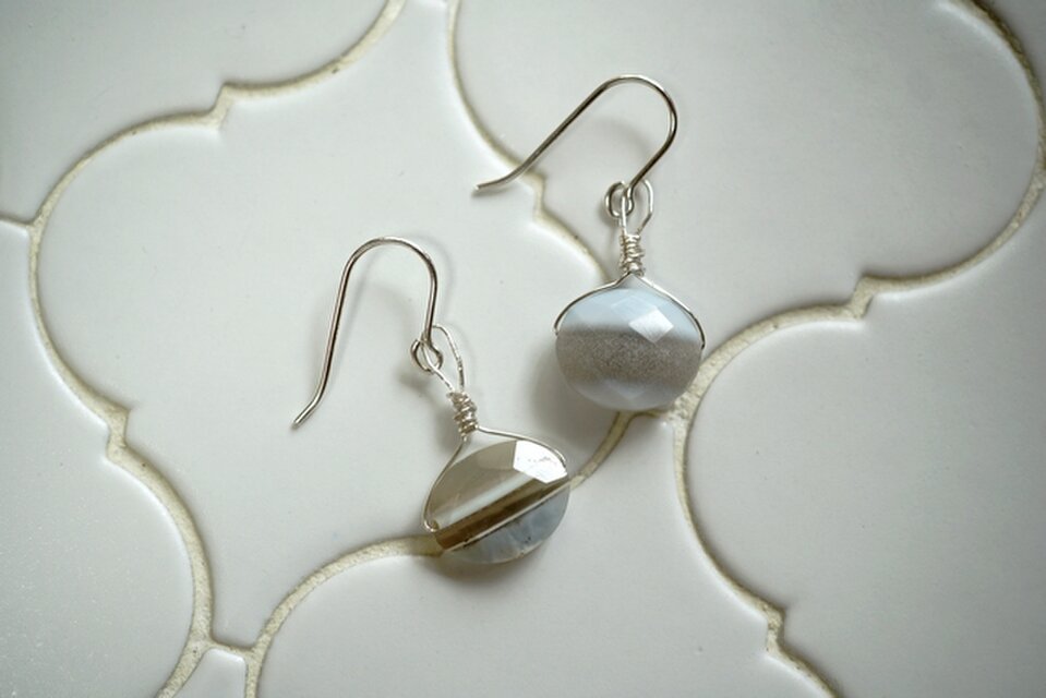 ストライプブルーオパールの１粒ピアス