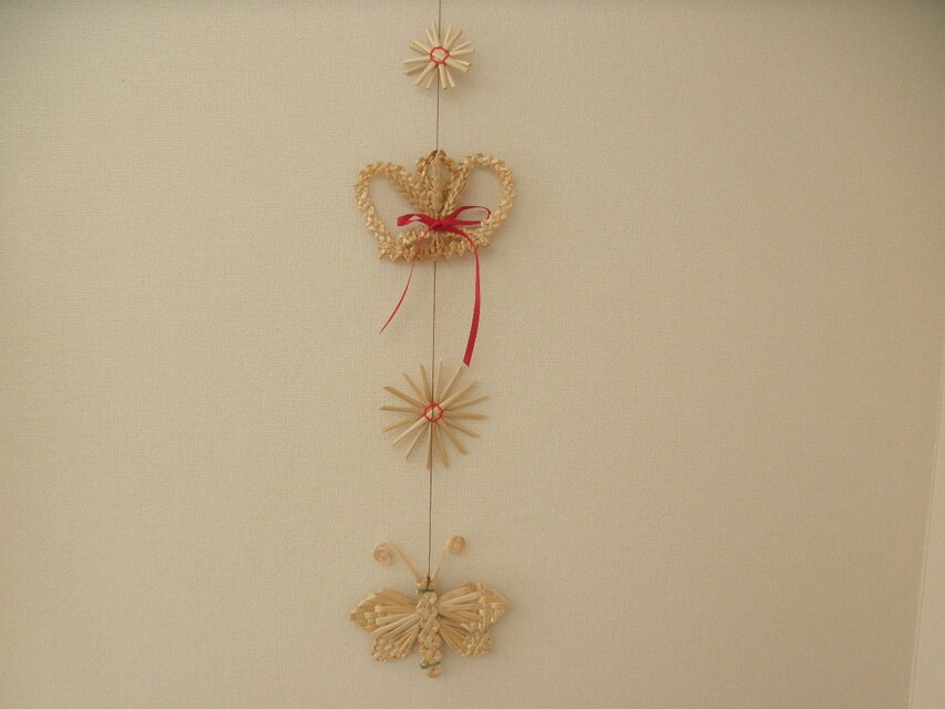 麦わら細工のガーランド　花と王冠とちょうちょ