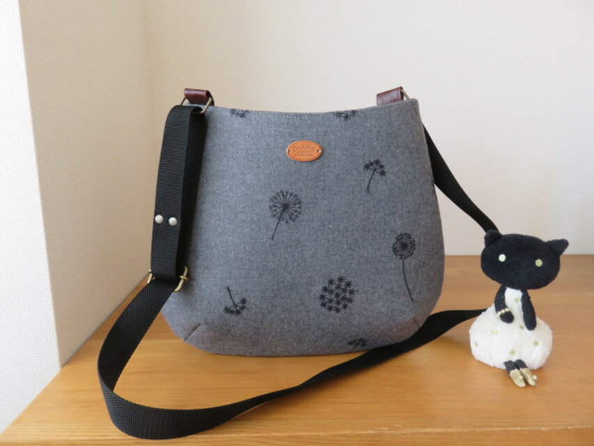 刺繍入り起毛コットンのおにぎり型ショルダーバッグ