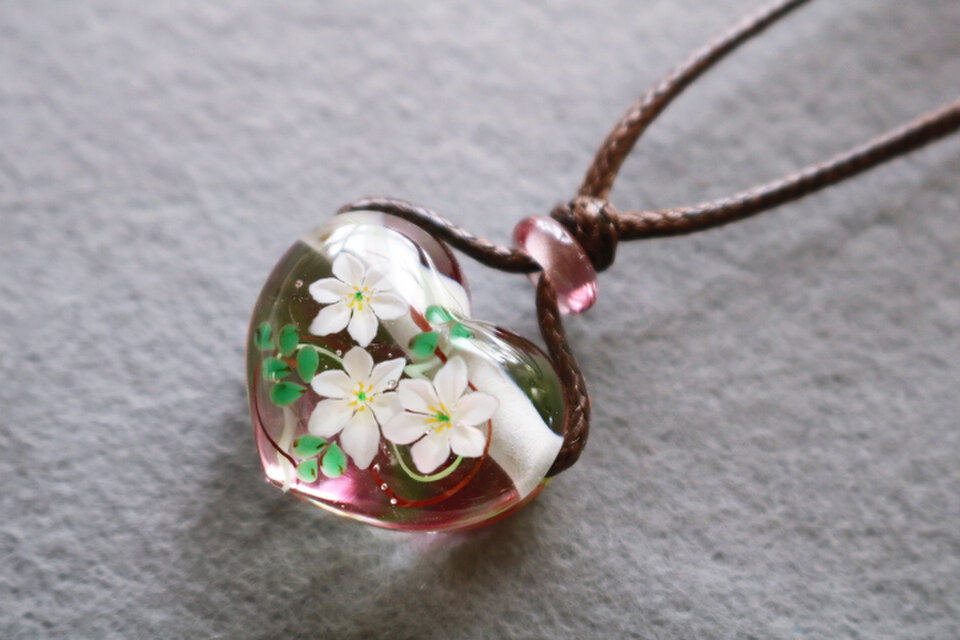 タマスダレのとんぼ玉ガラスペンダント（ハート型）