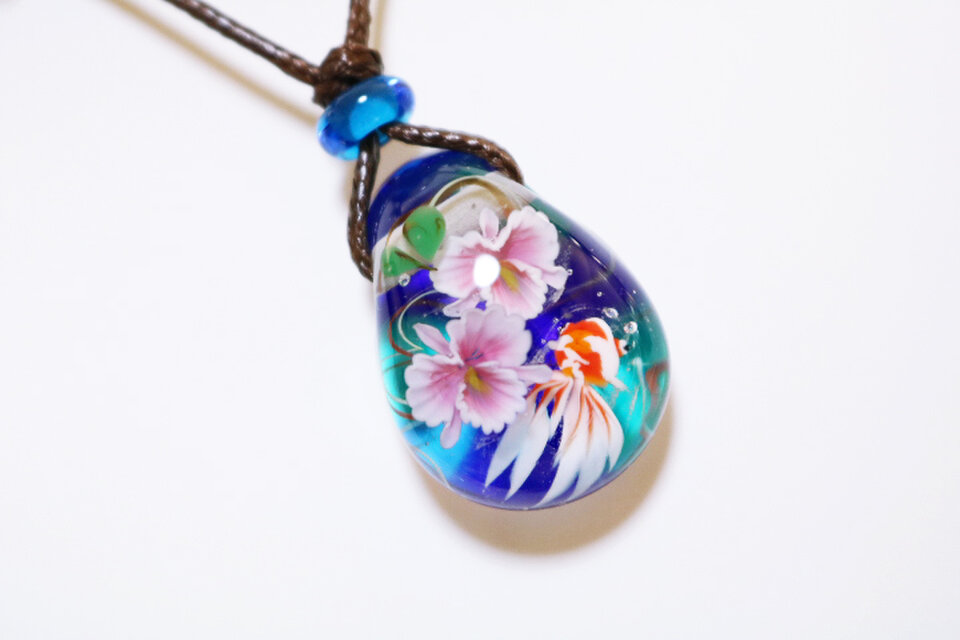 カトレアと金魚のとんぼ玉ガラスペンダント