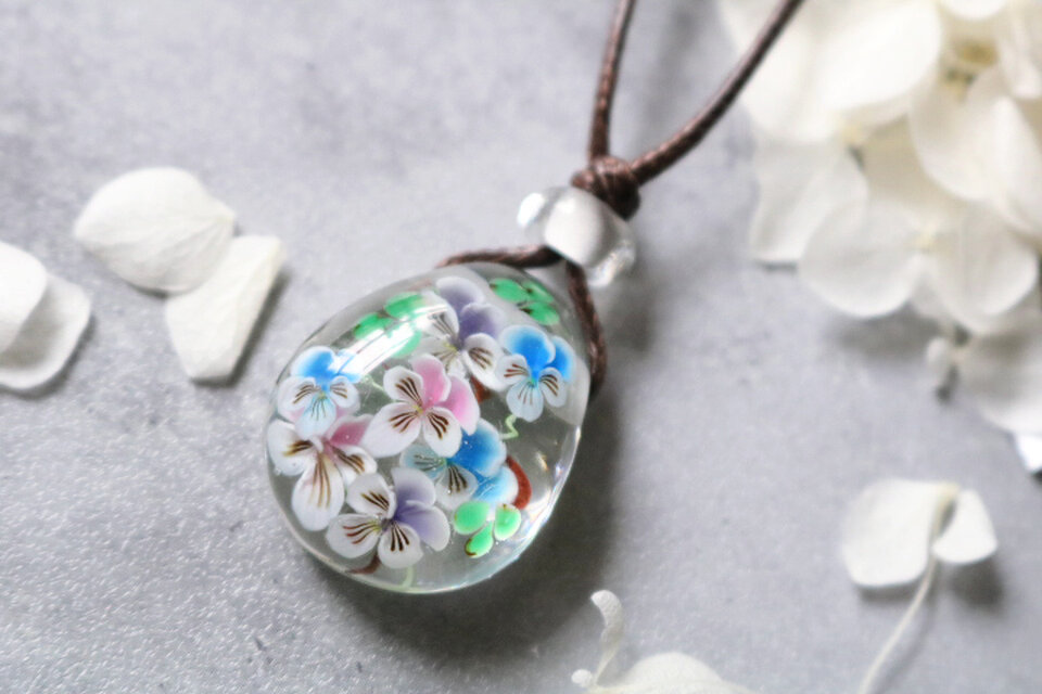 ☆新春セール！！2/28まで☆パンジーのとんぼ玉ガラスペンダント