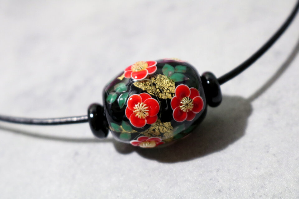 椿のとんぼ玉（ガラス玉）金箔入り