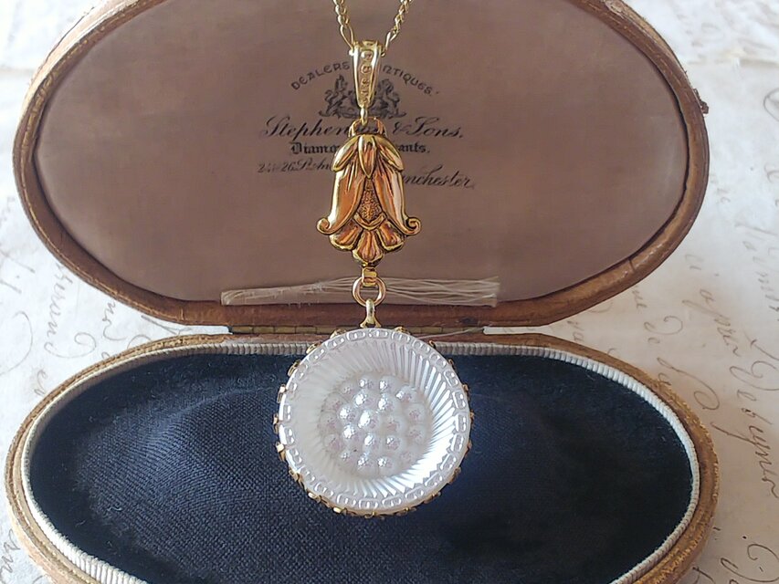 ヴィンテージ　WhiteパーライズドFlower（約27㎜）ネックレス