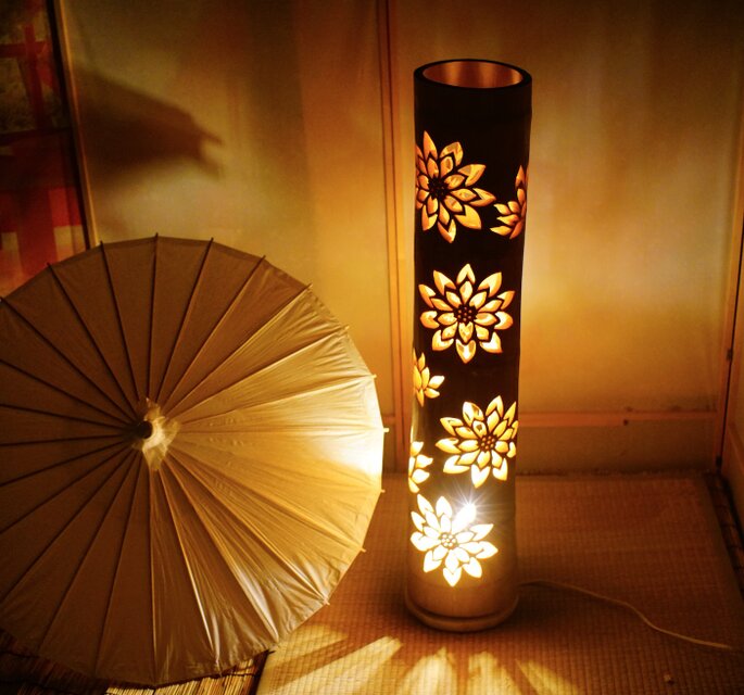 竹灯り・竹灯籠 十輪の蓮の花が掘ってあり広角で灯りを楽しめる 