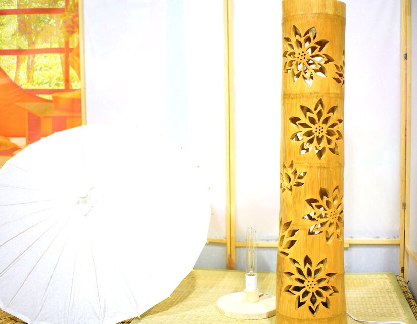 竹灯り・竹灯籠 十輪の蓮の花が掘ってあり広角で灯りを楽しめる