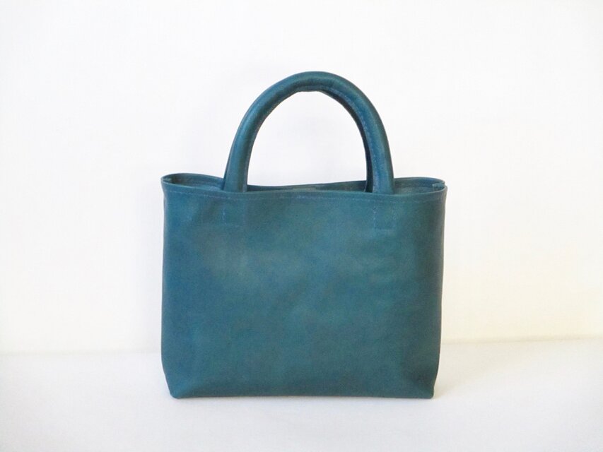 ♦️夏SALE♦️イタリア革のデイリートート 中（オルテンシア・緑青）