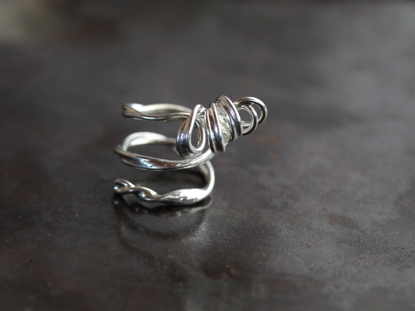 錫のオープンリング　TOLOLY　からむ