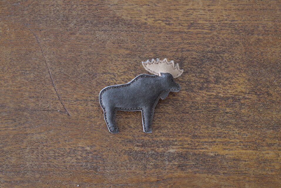 革ブローチ　ヘラジカ