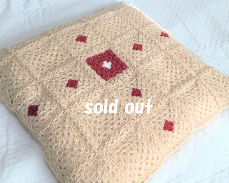 グラニー編みのシートクッションカバー～キナリ＆赤～