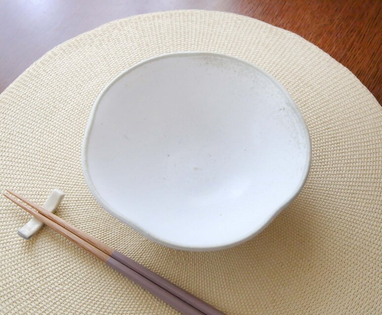 白い結晶釉の輪花鉢 ＊ ２