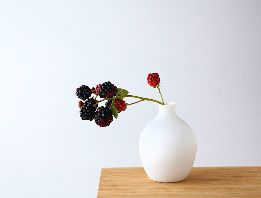 白い磁器の丸い一輪挿し