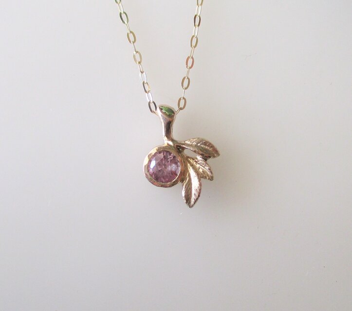 ソフトピンクサファイアのボタニカルペンダント（K10）