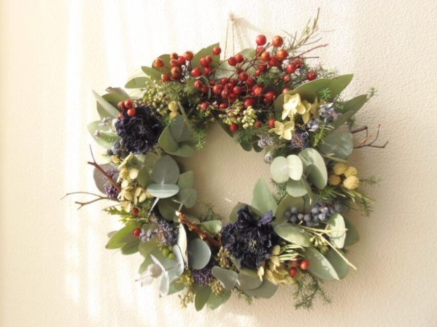 sold 濃紺のラナンキュラスと野バラの実