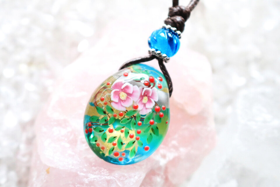 椿と南天のとんぼ玉ガラスペンダント　金箔入り