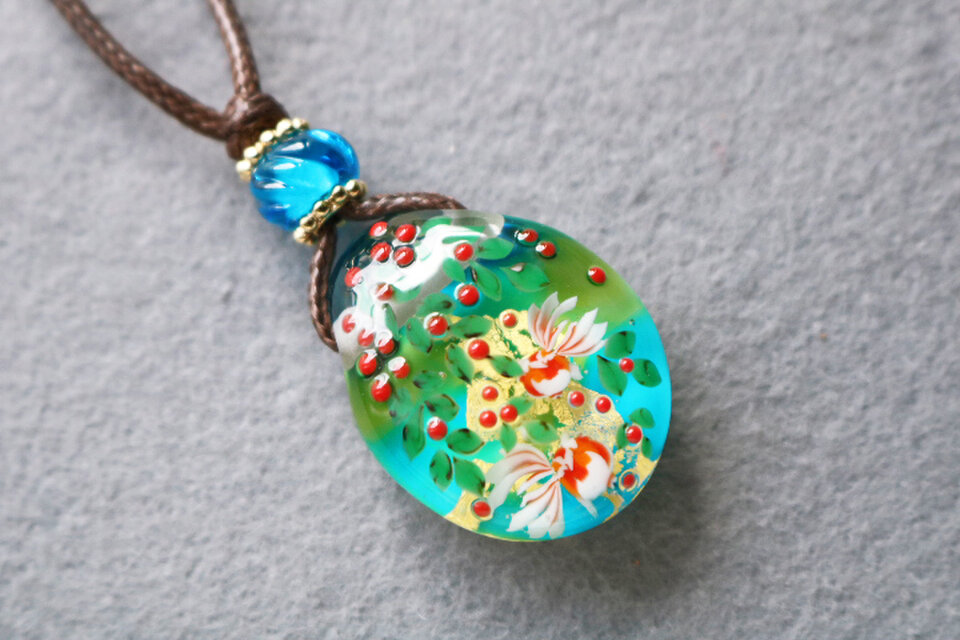 南天と金魚2匹のとんぼ玉ガラスペンダント 金箔入り | iichi