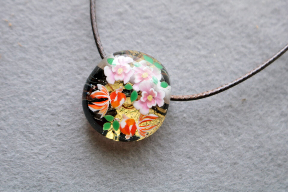 椿と金魚のとんぼ玉ガラスペンダント　金箔入り