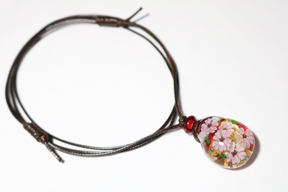glass_114☆とんぼ玉ガラスペンダント「桜と錦鯉」 桜のとんぼ玉