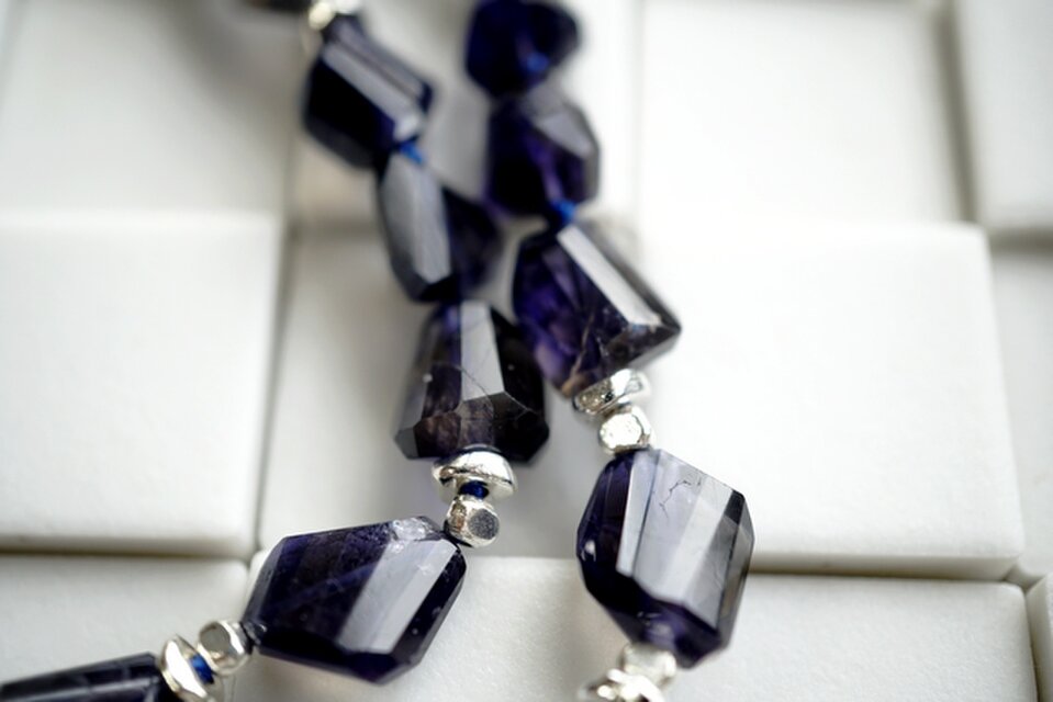 美しいアイオライト（タンブルカット）とシルバービーズネックレス