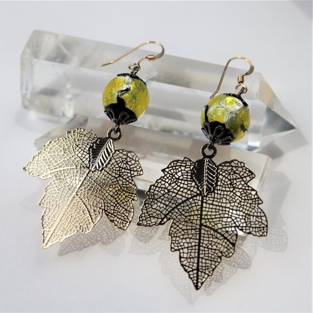 とんぼ玉 ピアス ほたる玉 14KGF カエデ 紅葉 メープル リーフ ビーズ 両耳用 キャッチ付 光る 沖縄 イエロー