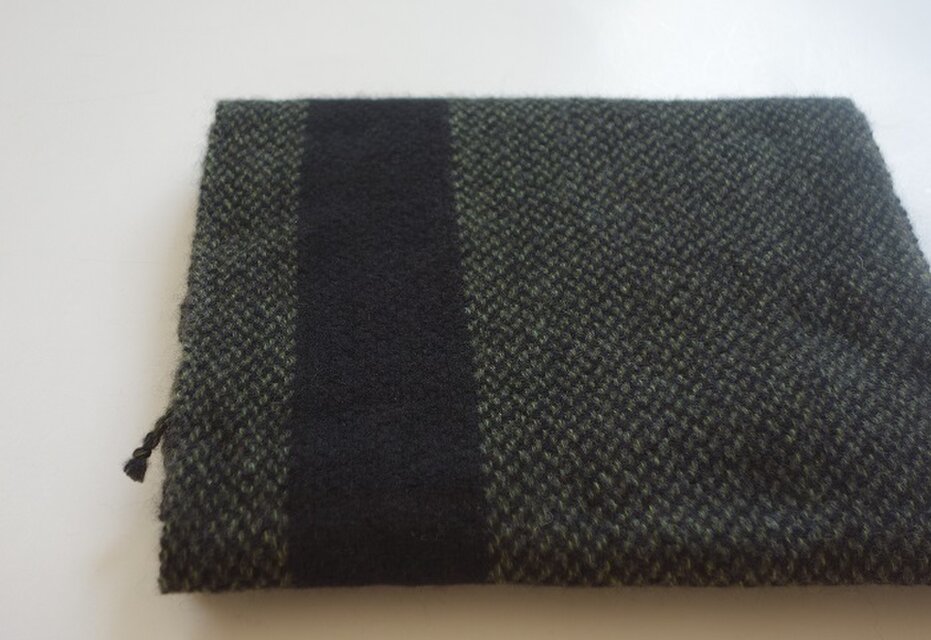 手織りカシミアマフラー・モスグリーンのワンストライプ