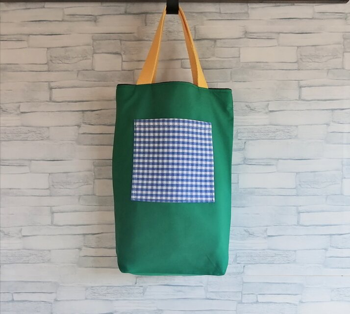 ポップな手提げ　緑にチェックのポケット　手刺繍のキリンのワッペン　縦長トートバッグ　リバーシブル