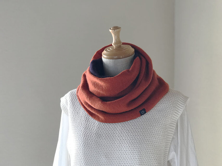 ベビーカシミヤ・リバーシブルねじりスヌード / テラコッタ×プラムパープル