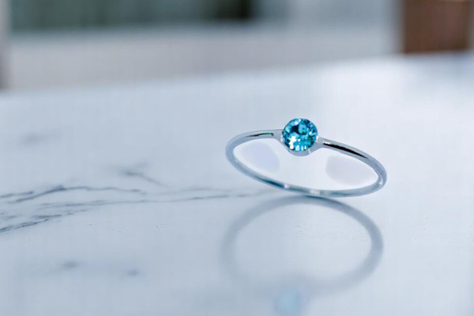 【Ring】爽やかに輝く、ライトターコイズの華奢リング　10号&13号　金具の色が選べます