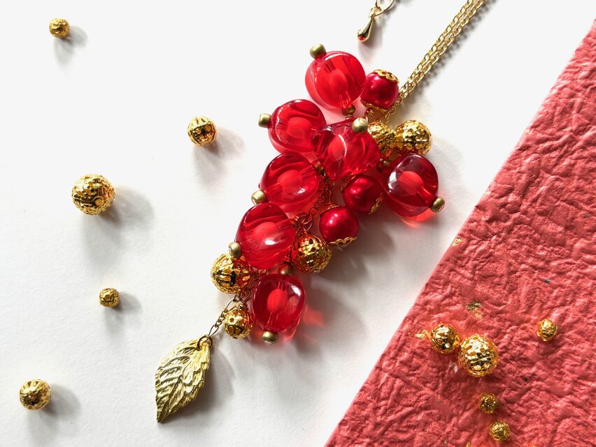 ネックレス　紅のほおずき風ビーズ　ロング　和風　鬼灯　ホオズキ　ゴールド　赤　レッド　冬　揺れる　葉　リーフ