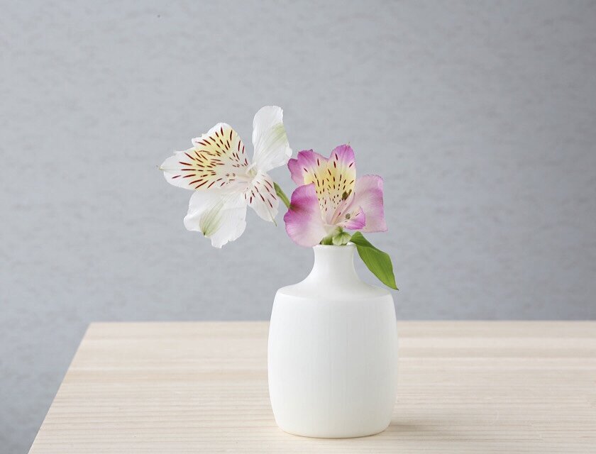 白い磁器の四角い一輪挿し　（FV3）