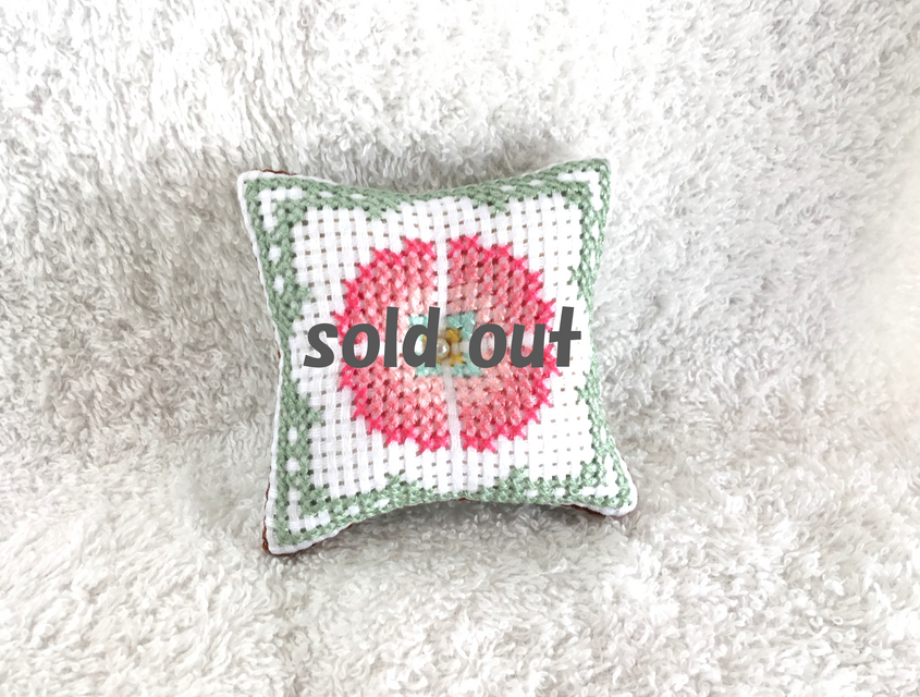 クロスステッチの小さめピンクッション・ホワイト
