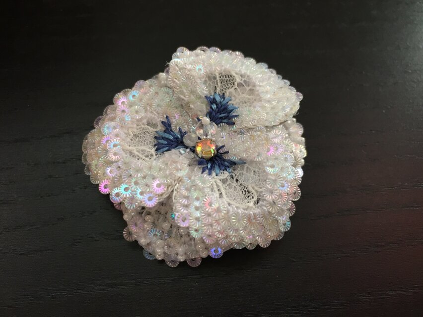 レースすみれお花ブローチ☆オートクチュール刺繍 | iichi 日々の暮らしを心地よくするハンドメイドやアンティークのマーケットプレイス