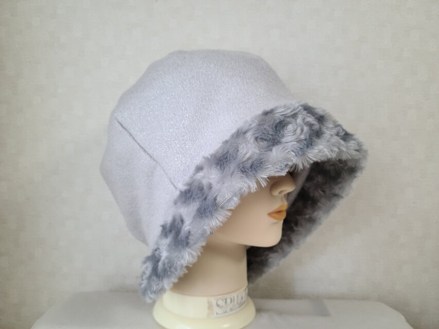 魅せる帽子☆ふんわり軽い♪フェイクファーとウール混ラメニットのクロッシュ～ライトグレー