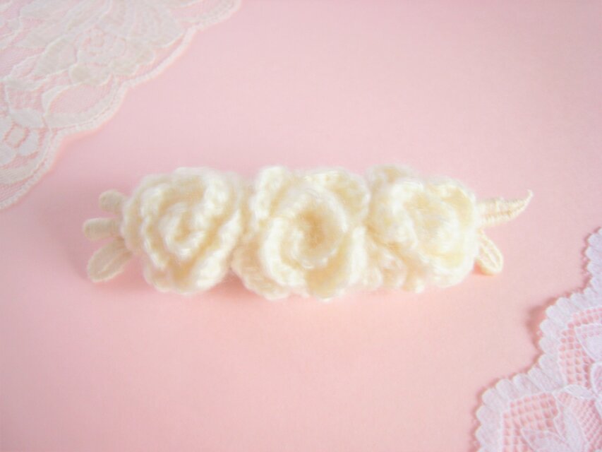白いフラワーモチーフのバレッタ