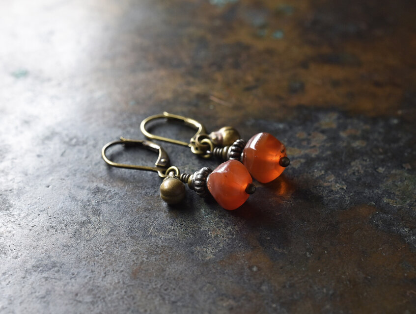 古代カーネリアンと民族鈴の小ぶりなピアス