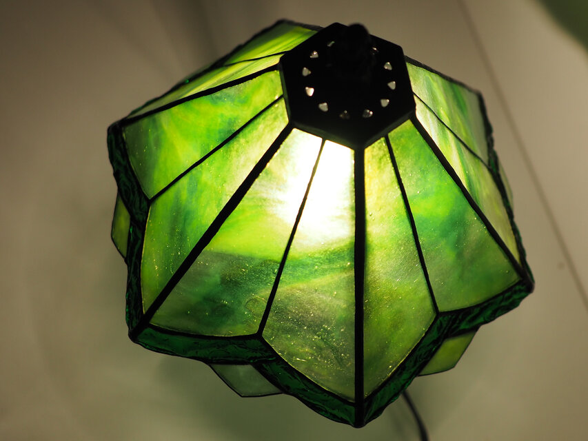 緑のステンドグラスランプ」照明・グリーンのランプ | iichi 日々の 
