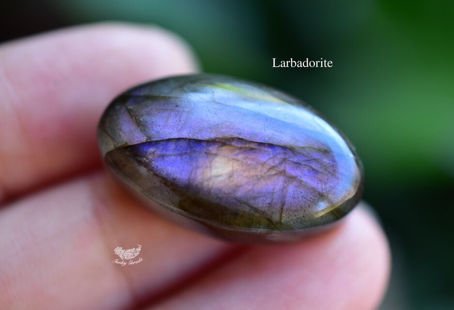 蝶の艶めき★オーバル型★パープルラブラドライト　ルース3