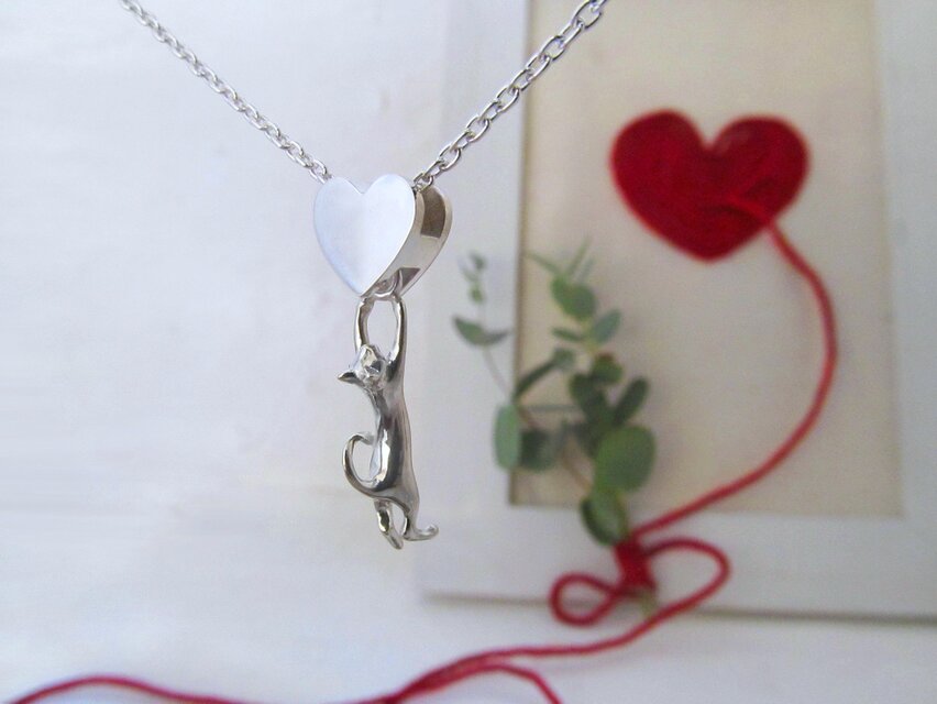 ハートを盗んだ猫ペンダント