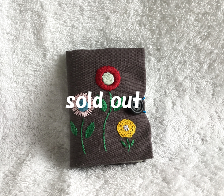 花刺繍のブック型ニードルケース・プラムグレー