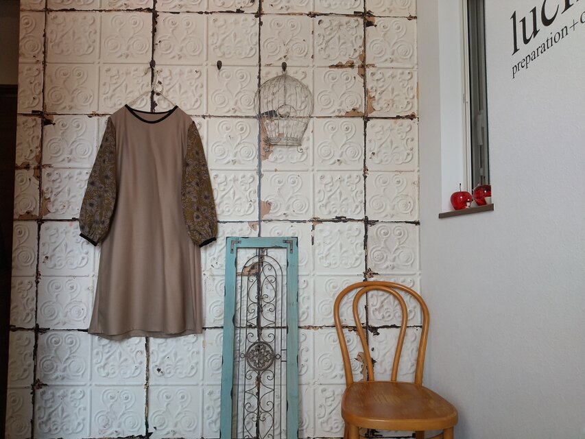 上品なベージュにフラワー柄のお袖のワンピース