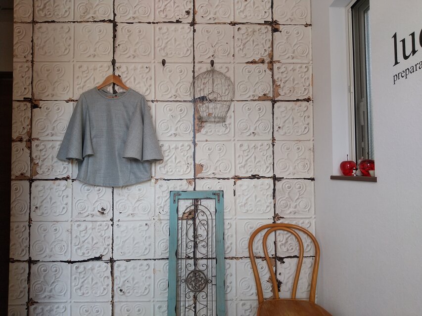 上質ライトグレーウールのフレアスリーブトップス