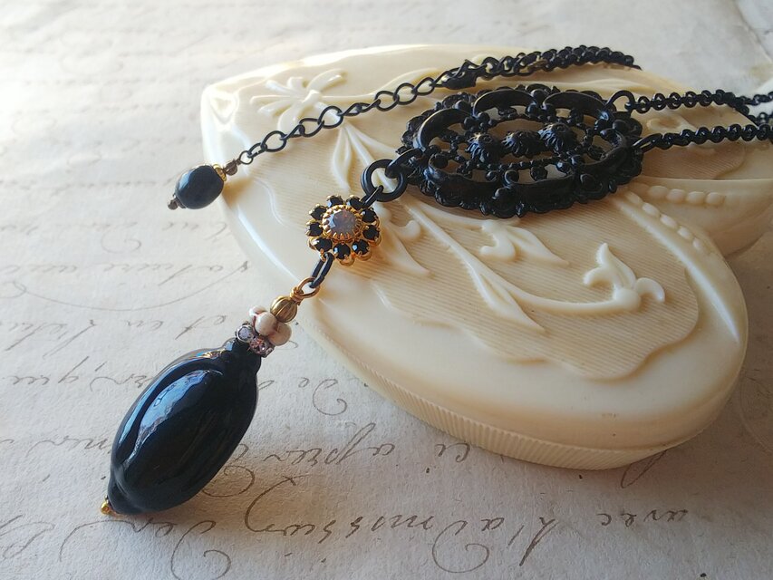 Franceアンティーク　Noir-Glass／flower　クラシカルネックレス