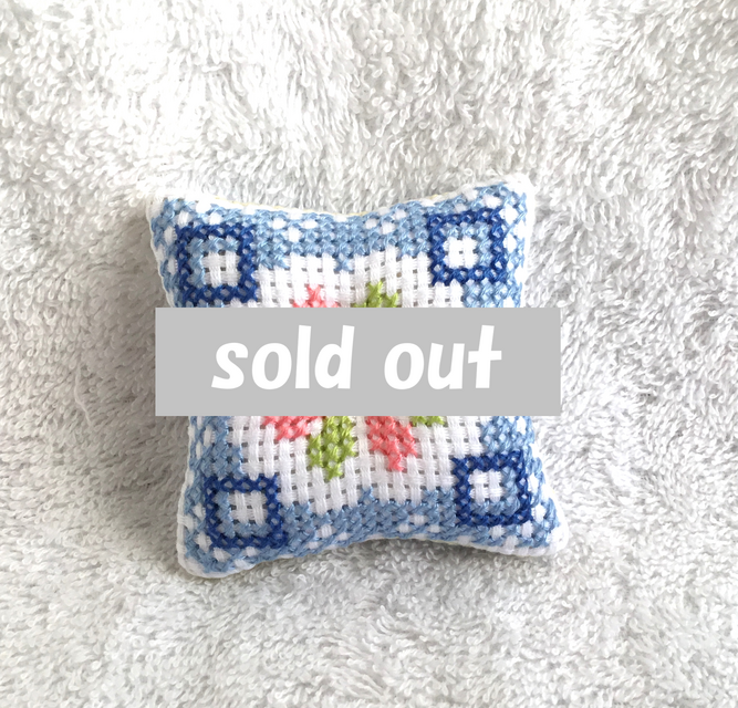 クロスステッチの小さめピンクッション・ホワイト②