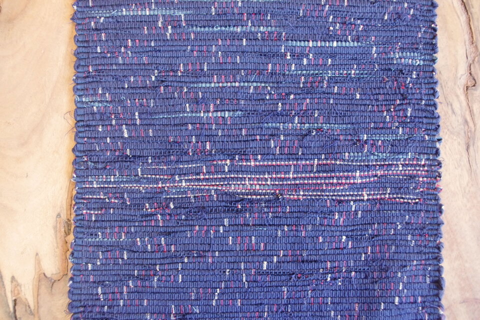 星空のような柄にも見える、紺色の裂き織りテーブルセンター